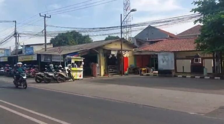 “Melawan Rambu: Parkiran Motor Depan Polres Karawang Gunakan Bahu Jalan, Warga Terganggu”