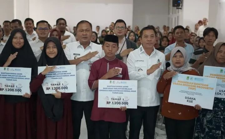 Pemkab Karawang Salurkan Bantuan UEP untuk 240 Warga dan 1.597 Anak