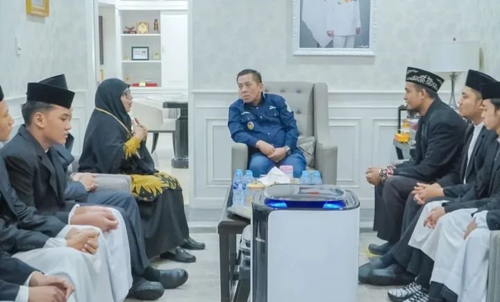 Sebelas Santri Karawang Berangkat ke Mesir, Bupati Aep Sampaikan Pesan Khusus