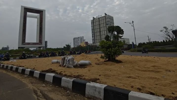 Proyek Taman DLH di Interchange Karawang Barat Tuai Kritik Tajam, Warganet Khawatirkan Keselamatan Pengendara
