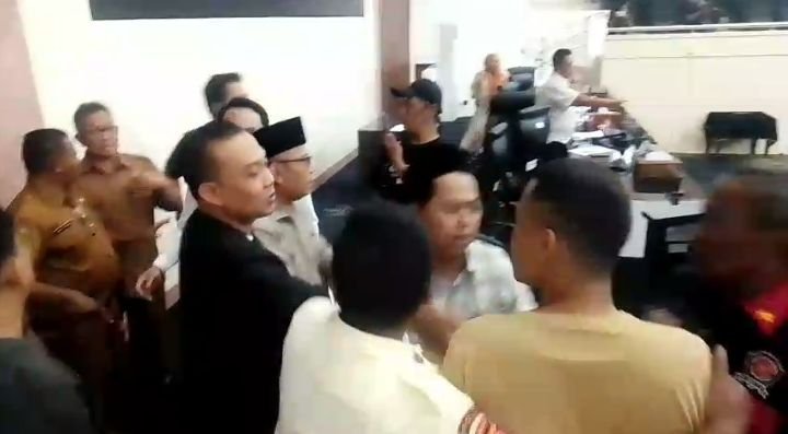 RDP Ricuh! Kadinkes Karawang Emosi dan Gagal Tunjukkan Hasil Audit Dugaan Malapraktik RS Hastien