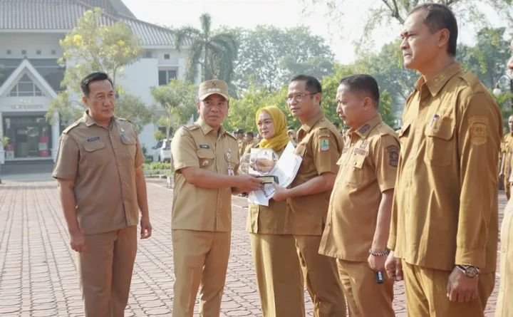 Bupati Aep Serahkan Penghargaan Lomba Desa, Dorong Inovasi dan Kemajuan Desa di Karawang
