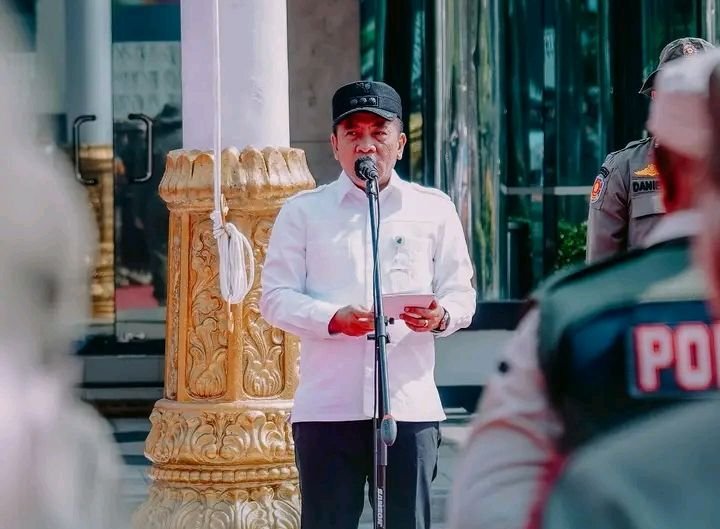 Bupati Pimpin Pembongkaran Bangunan Liar di Interchange Karawang Barat