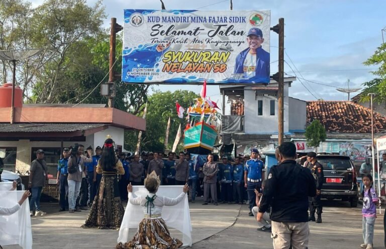 Nelayan Blanakan Subang Larung Dondang di Puncak Ruat Laut ke-58