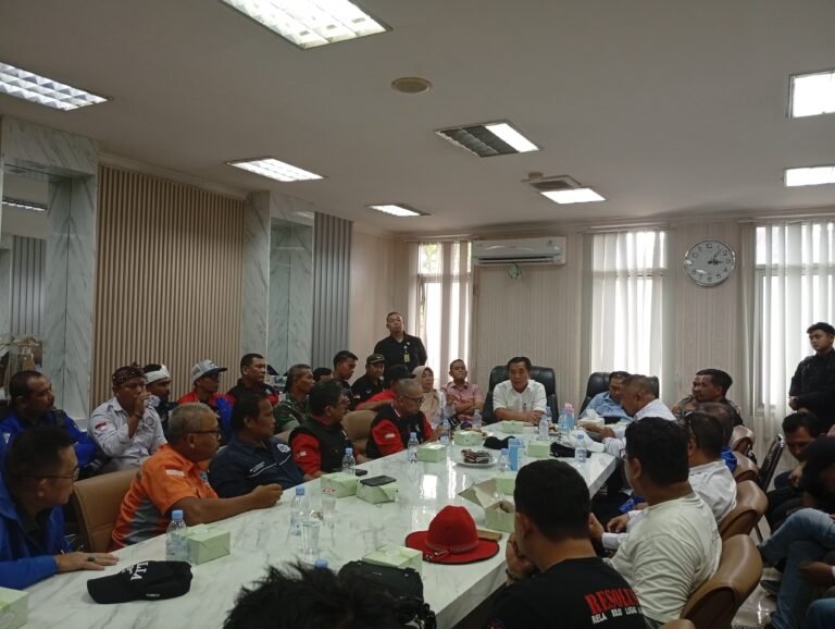 Bupati Aep Terima Aspirasi Buruh dan Mahasiswa di Gedung Singaperbangsa