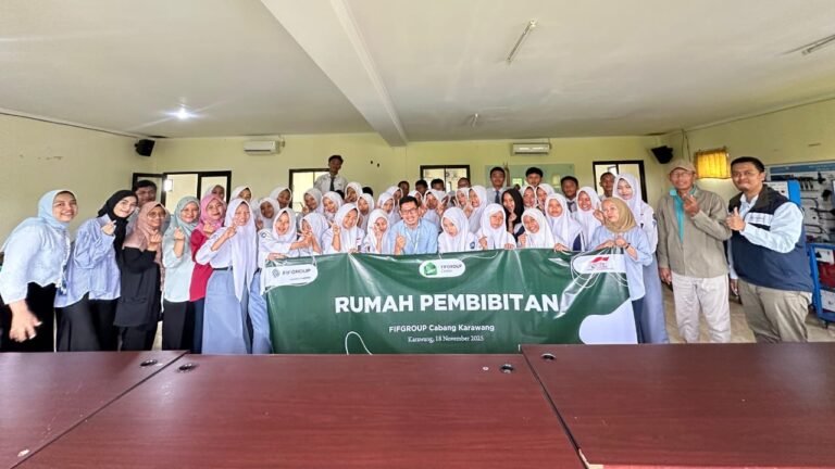 Dukung Ketahanan Pangan, FIFGROUP Gelar CSR Green House di SMKN 1 Rengasdengklok
