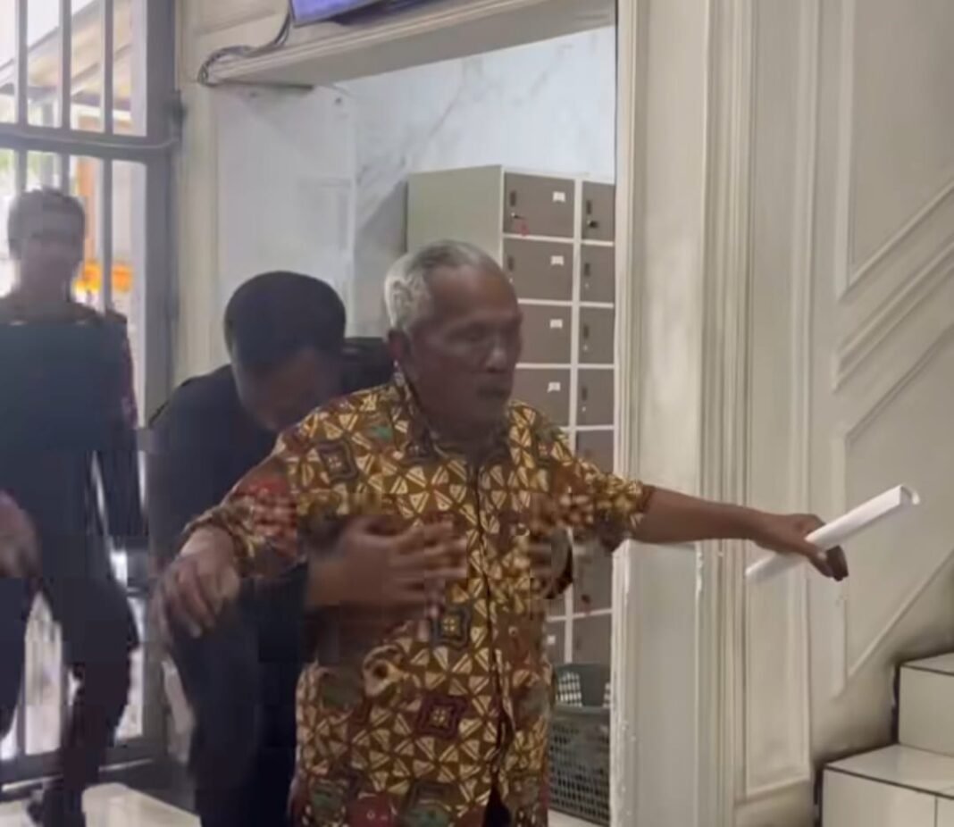 Enam Tahun Menunggu, Sukrim (83) Akhirnya Bebas dan Dipeluk Keluarganya dengan Haru