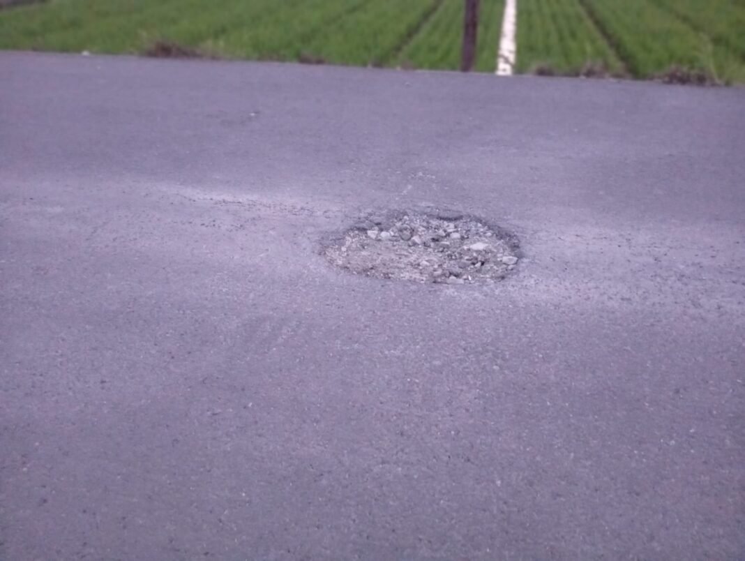 Asphalt Standar Tinggi, Hasil Rendah? Jalan Baru Sungaibuntu Bolong Lagi