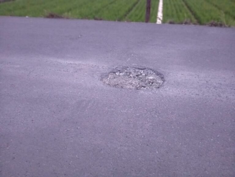 Asphalt Standar Tinggi, Hasil Rendah? Jalan Baru Sungaibuntu Bolong Lagi