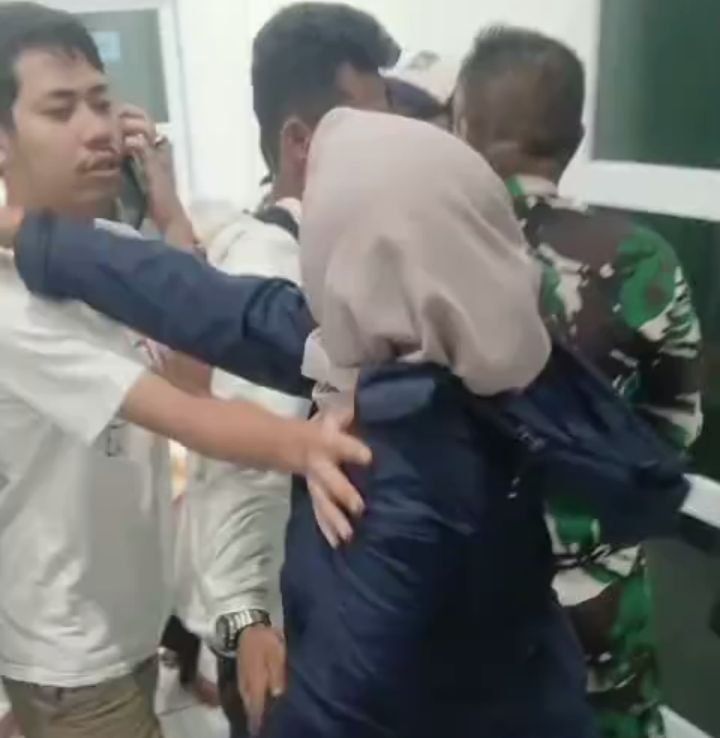 Panas di Pohon Miring! Karyawan MBG Demo Soal Upah Tak Manusiawi