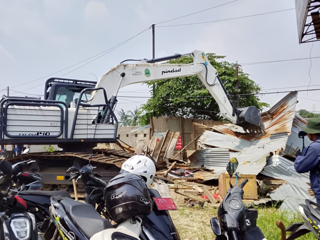Tertibkan Akses Tol Karawang Barat, Pemkab Bongkar 171 Bangunan Liar