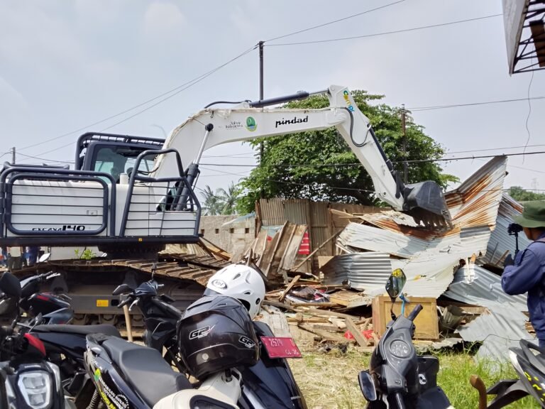 Tertibkan Akses Tol Karawang Barat, Pemkab Bongkar 171 Bangunan Liar
