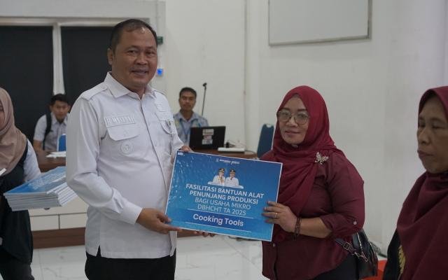 Dukung Kemandirian Ekonomi, 420 Pelaku UMKM Karawang Terima Bantuan Alat Produksi dari Pemda