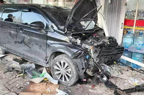 Viral di Media Sosial, Toyota Avanza Tabrak Minimarket Hingga Lapak di Bundaran Galuhmas