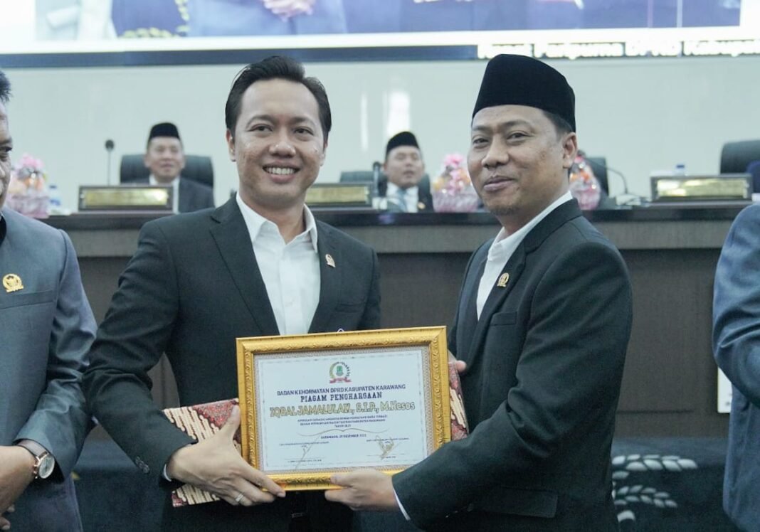 Badan Kehormatan DPRD Karawang Anugerahkan Penghargaan kepada Iqbal Jamalulail
