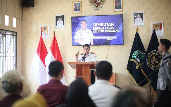 Peduli Masyarakat Sekitar, Lapas Karawang Bagikan 150 Paket Sembako