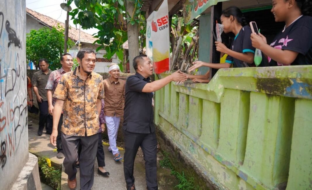 Peduli Warga Lansia, Bupati Aep Datangi Abah Rojak di Kampung Cinangoh