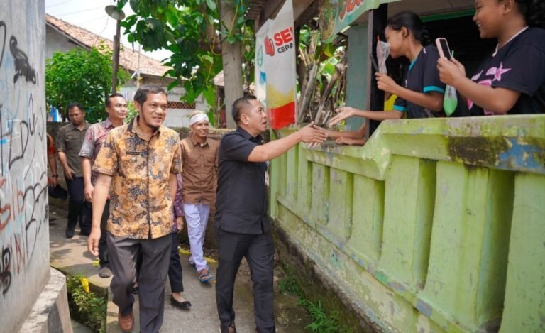 Peduli Warga Lansia, Bupati Aep Datangi Abah Rojak di Kampung Cinangoh