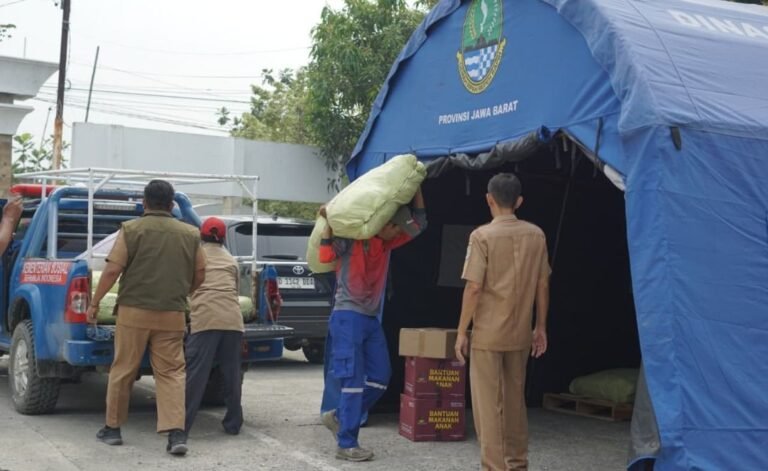 Bupati Aep Tinjau Dapur Umum Penanganan Banjir Karangligar