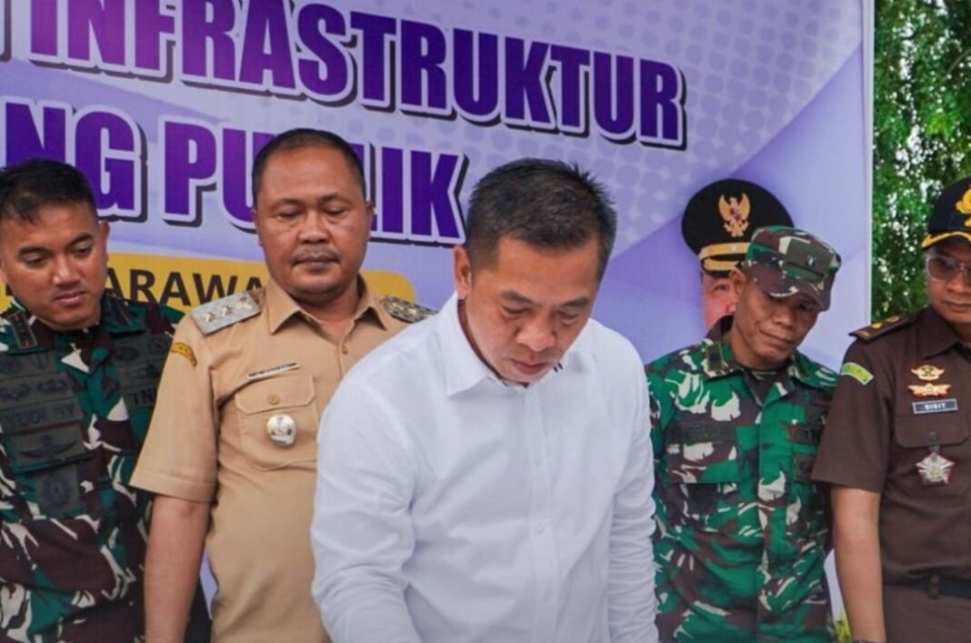 Bupati Karawang Aep Syaepuloh meresmikan tujuh pembangunan infrastruktur di GOR Panatayuda, Kabupaten Karawang.