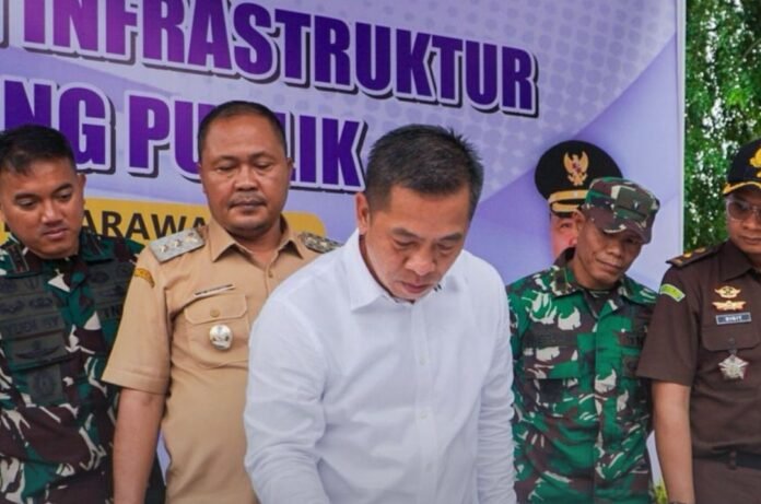 Bupati Karawang Aep Syaepuloh meresmikan tujuh pembangunan infrastruktur di GOR Panatayuda, Kabupaten Karawang.
