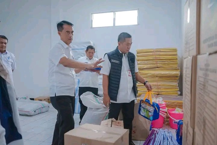 Bupati Karawang Cek Dapur Umum, Pastikan Pengungsi Dapat Makanan Layak dan Bergizi