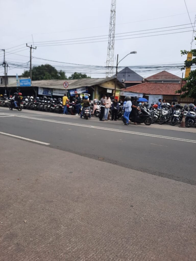 Fenomena Parkir Liar di Depan Mapolres Karawang Ganggu Arus Lalu Lintas