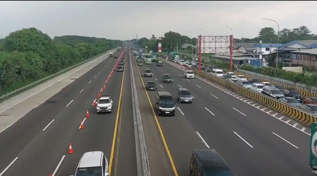 Arus Lalu Lintas ke Trans Jawa Meningkat, Tol Jakarta–Cikampek Padat