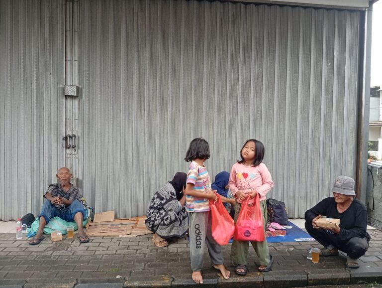 IWO Indonesia Luncurkan Program “IWO Indonesia Peduli”, Bagikan Makanan untuk Warga Pinggir Jalan