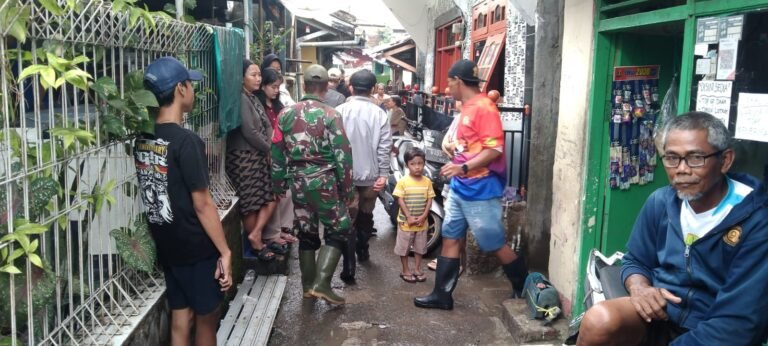Luapan Sungai Citarum, 25 KK Warga Bantarkawung Evakuasi Barang dan Dirikan Dapur Umum