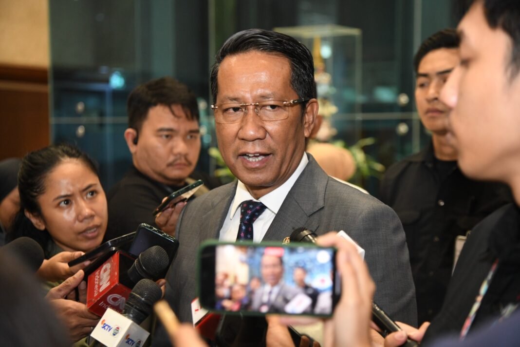 Konferensi pers dengan banyak wartawan, Menkuham Supratman Andi Agtas