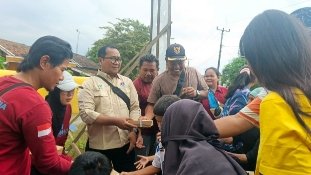 IWOI DPD Karawang Salurkan Ratusan Nasi Kotak untuk Warga Terdampak Banjir Karangligar