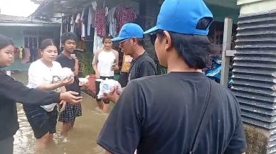 IWOI Peduli Salurkan Bantuan ke Warga yang Belum Mengungsi di Telukjambe Timur