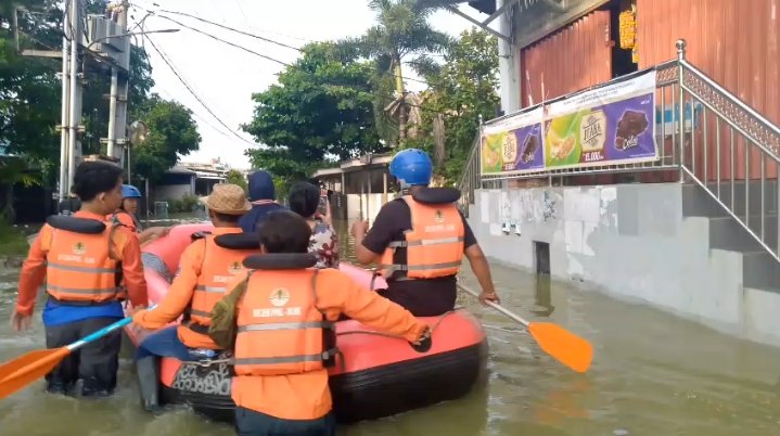Banjir Kepung Karawang Festival, Evakuasi Warga Berlangsung hingga Malam