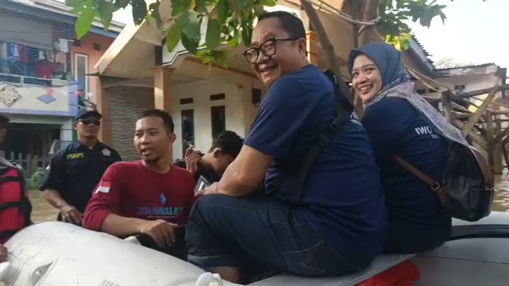 Saat Bantuan Minim, IWO Indonesia Hadir di Pojok Karawang yang Terendam Banjir