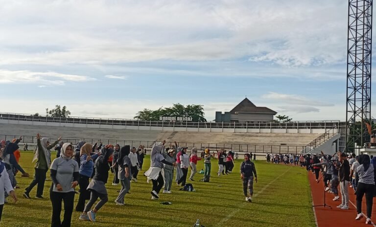 Warga Karawang Nikmati Jumat Sehat, Peran Bupati Aep Tuai Pujian