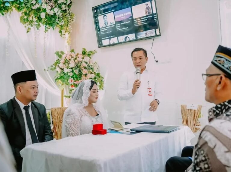 Bupati Aep Saksikan Akad Nikah Perdana di MPP Cikampek