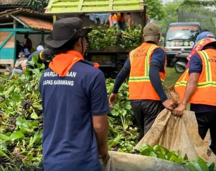 Warga Binaan Lapas Karawang Turun Tangan Atasi Sumbatan Saluran Air di Desa Anggadita