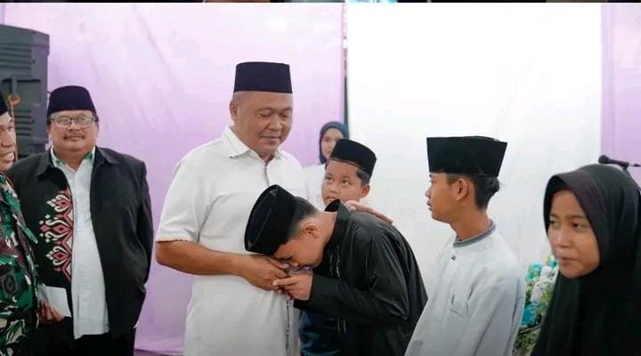 Tarling di Pedes, Wabup Serahkan Santunan dan Fasilitas Ibadah