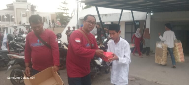 Ramadan Penuh Kepedulian, IWO Indonesia Bagikan Takjil kepada Warga Karawang