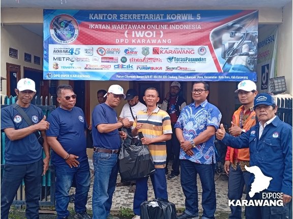 IWOI Peduli Konsisten Gelar Jumat Berkah, Warga Cikampek Terima Ratusan Nasi Kotak