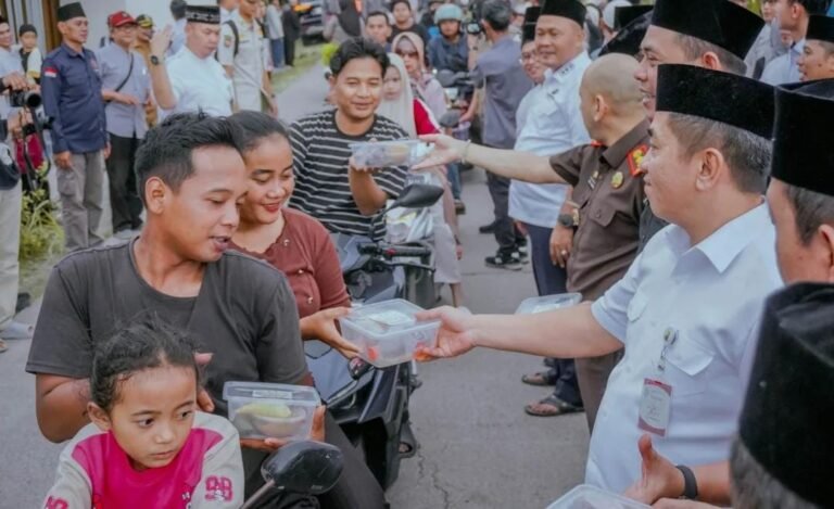 Safari Ramadan 1447 H di Cilebar, Bupati Aep Syaepuloh Serahkan Bansos dan 700 Takjil
