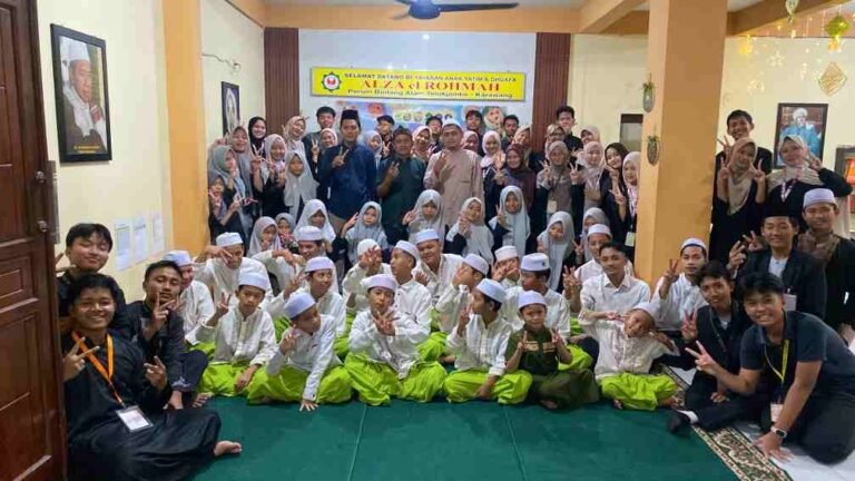 Puluhan Siswa SMAN 2 Karawang Salurkan Donasi dan Santunan ke Yayasan Alza El Rohmah