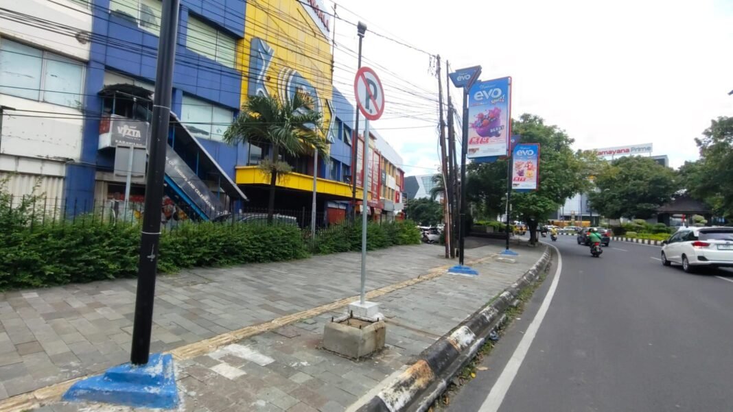 Reklame Halangi Guiding Block di Jalan Ahmad Yani Karawang, Pemkab Diminta Segera Tertibkan