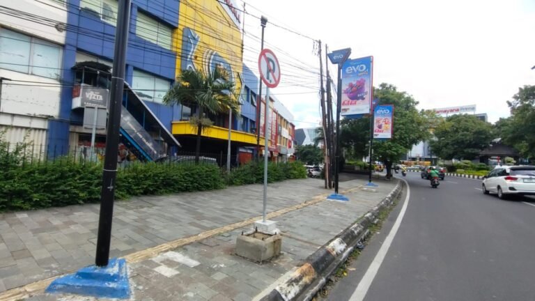 Reklame Halangi Guiding Block di Jalan Ahmad Yani Karawang, Pemkab Diminta Segera Tertibkan