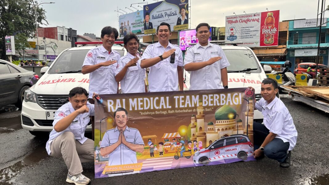 Rai Medical Team Karawang Gelar Aksi Sosial Berbagi Takjil di Jalan Bypass