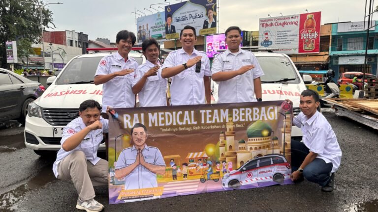 Rai Medical Team Karawang Gelar Aksi Sosial Berbagi Takjil di Jalan Bypass