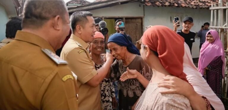 Bupati Aep Tinjau Rumah Tak Layak Huni di Karawang Timur, Acem dan Tamin Dapat Bantuan Rulahu