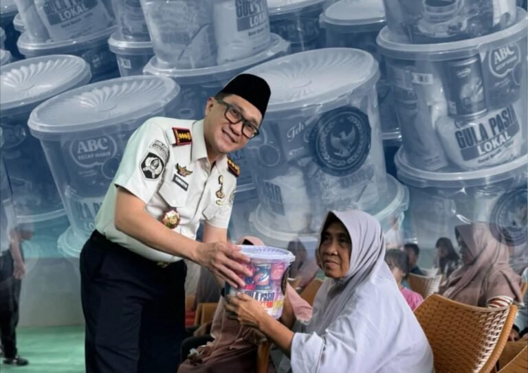 Bakti Sosial Ramadan, Lapas Karawang dan Pemkab Salurkan Bantuan Sembako untuk Warga