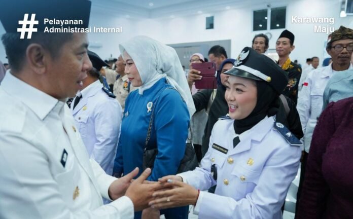 Bupati Karawang H. Aep Syaepuloh melantik 9 kepala desa hasil Pilkades digital di Aula Husni Hamid, Senin (16/3/2026)